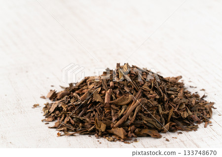 焙茶茶葉擺放在白盤上 133748670