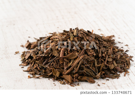 焙茶茶葉擺放在白盤上 133748671