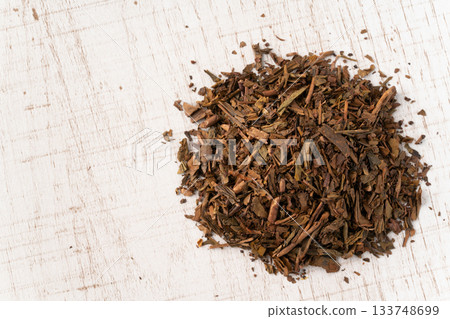 Hojicha tea leaves placed on a white plate 133748699