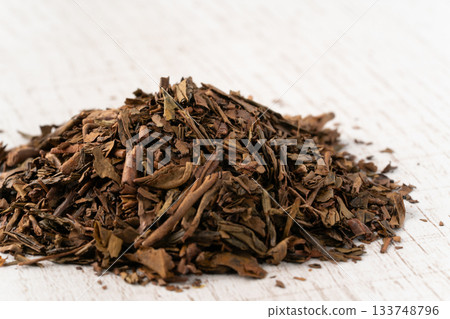 Close-up of roasted tea leaves 133748796