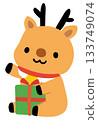 一隻可愛的馴鹿抱著一份禮物的插圖 一隻可愛的馴鹿抱著一份禮物的插圖 133749074