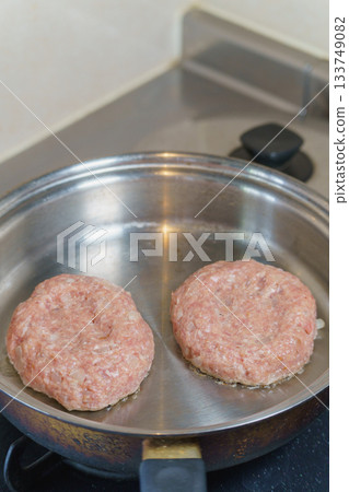 Baking the hamburger in a frying pan Baking the hamburger in a frying pan 133749082