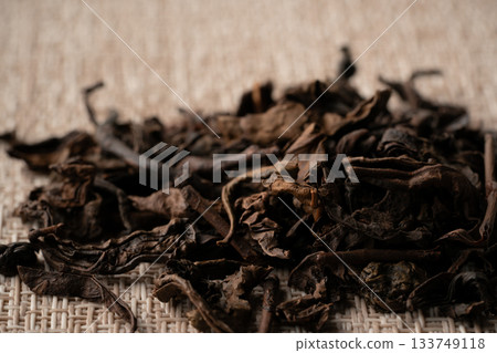 Oolong tea leaves close-up Oolong tea leaves close-up 133749118