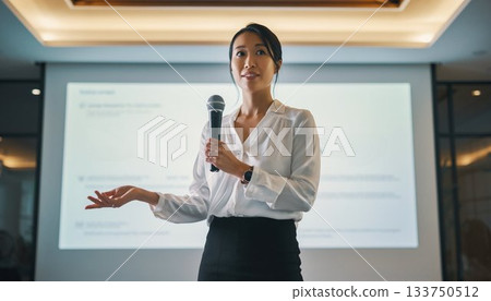 一位日本女商人正在使用螢幕進行演示。 133750512