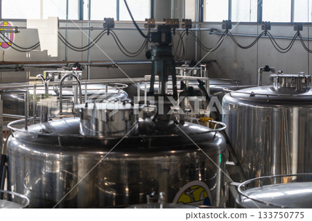 在日本沖繩的清酒廠展出並保存的大型烈酒（釀造精酒的原料）容器 133750775