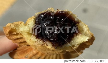 Bungeoppang, bungeo-ppang (Korean Fish Shaped Pastry), popular snack, cookies, sweet in winter streets of Korea. Bungeoppang Korean traditional national food, dish, cuisine. Japanese taiyaki 133751093