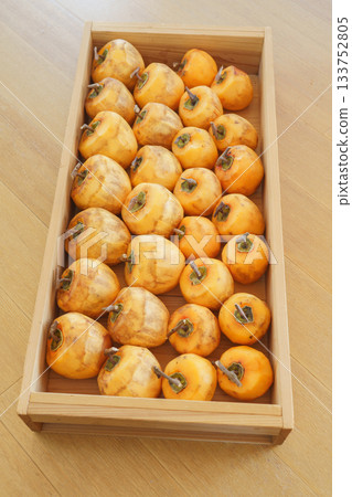 製作柿餅:削去柿子皮,同時將枝條保留成T字形。 製作柿餅:削去柿子皮,同時將枝條保留成T字形。 133752805