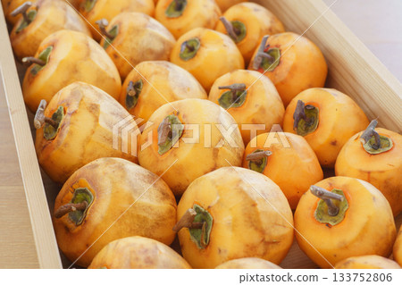 製作柿餅：削去柿子皮，同時將枝條保留成T字形。 133752806