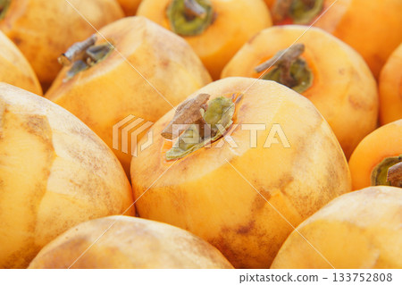 製作柿餅：削去柿子皮，同時將枝條保留成T字形。 133752808