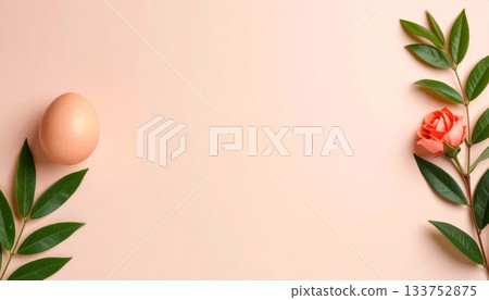 以淺色背景襯托蛋和玫瑰的極簡主義構圖，充分利用了留白。 133752875