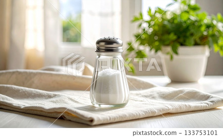 一塊布上印著裝滿鹽的鹽瓶和一幅自然廚房場景圖。 133753101