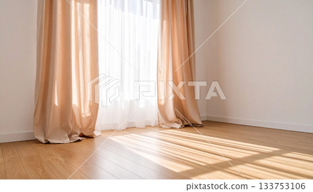 陽光透過窗簾照射在木地板上，營造出柔和、輕盈的氛圍。 133753106