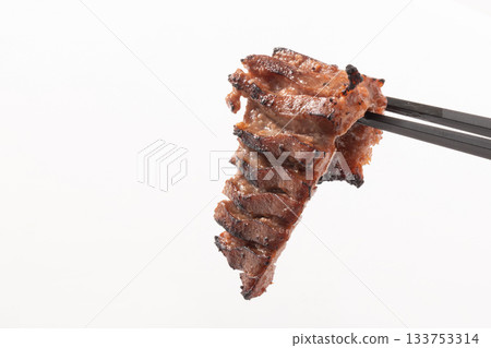 Thick-sliced pork tongue grilled with salt 133753314