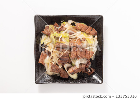 用蔥和鹽烤豬舌 用蔥和鹽烤豬舌 133753316