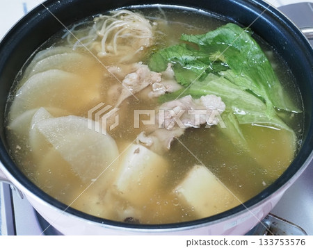 Tofu and radish hotpot, my wife's home-cooked meals, dinner at home, happy family Tofu and radish hotpot, my wife's home-cooked meals, dinner at home, happy family 133753576