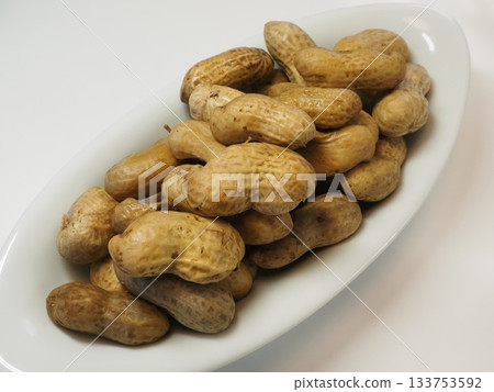 奧馬薩裡鹽煮花生，妻子做的家常菜，家裡的晚餐，幸福的家庭 133753592
