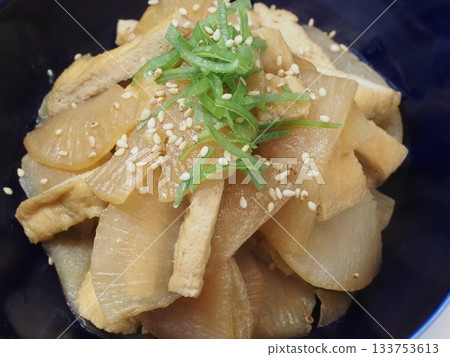 白蘿蔔和炸豆腐沙拉,妻子做的家常菜,在家吃的晚餐,幸福的一家人 白蘿蔔和炸豆腐沙拉,妻子做的家常菜,在家吃的晚餐,幸福的一家人 133753613