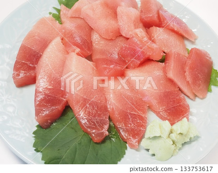 鮪魚刺身,老婆做的家常飯菜,晚餐在家享用,幸福的一家人 鮪魚刺身,老婆做的家常飯菜,晚餐在家享用,幸福的一家人 133753617