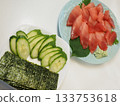 鮪魚刺身配海帶和黃瓜，妻子做的家常菜，在家享用晚餐，一家人其樂融融。 133753618