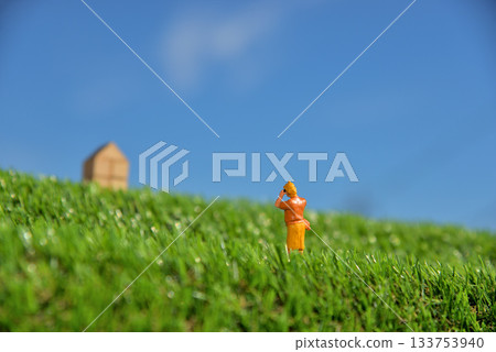 一位女士正在用相機拍照的圖片 133753940