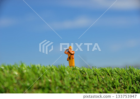 一位女士正在用相機拍照的圖片 133753947