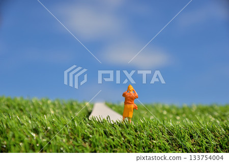 一位女士正在用相機拍照的圖片 133754004