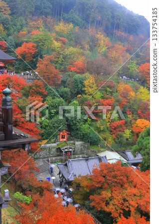 秋日清水寺(京都市正殿舞台,垂直構圖) 秋日清水寺(京都市正殿舞台,垂直構圖) 133754185