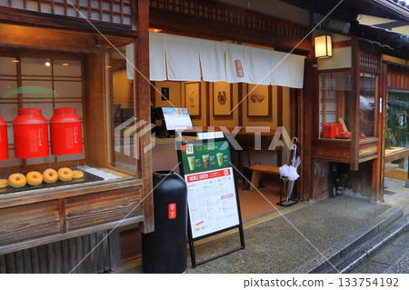 Shops along the approach to Kiyomizu-dera Temple (Kyoto City) 133754192