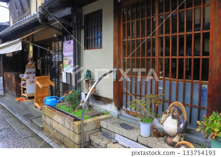 Shops along the approach to Kiyomizu-dera Temple (Kyoto City) 133754193
