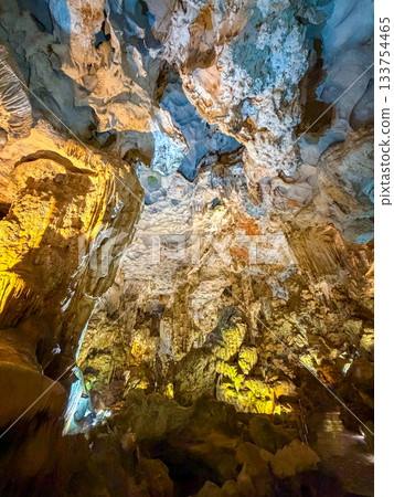 燈光照亮了壯麗的天宮洞穴石灰岩洞穴(越南下龍灣) 燈光照亮了壯麗的天宮洞穴石灰岩洞穴(越南下龍灣) 133754465