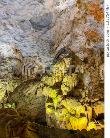 The magnificent limestone caverns of Thien Cung Cave illuminated by light (Halong Bay, Vietnam) The magnificent limestone caverns of Thien Cung Cave illuminated by light (Halong Bay, Vietnam) 133754467