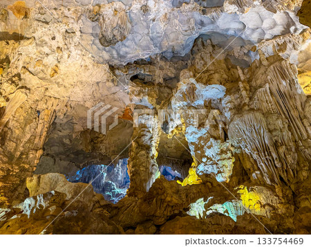 燈光照亮了壯麗的天宮洞穴石灰岩洞穴（越南下龍灣） 133754469