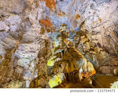 The magnificent limestone caverns of Thien Cung Cave illuminated by light (Halong Bay, Vietnam) 133754473