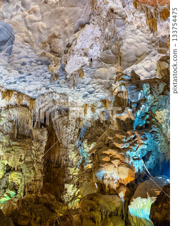 燈光照亮了壯麗的天宮洞穴石灰岩洞穴(越南下龍灣) 燈光照亮了壯麗的天宮洞穴石灰岩洞穴(越南下龍灣) 133754475