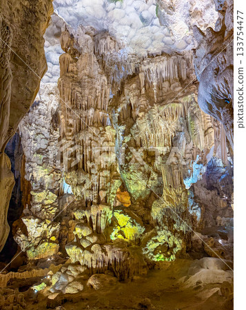 燈光照亮了壯麗的天宮洞穴石灰岩洞穴(越南下龍灣) 燈光照亮了壯麗的天宮洞穴石灰岩洞穴(越南下龍灣) 133754477