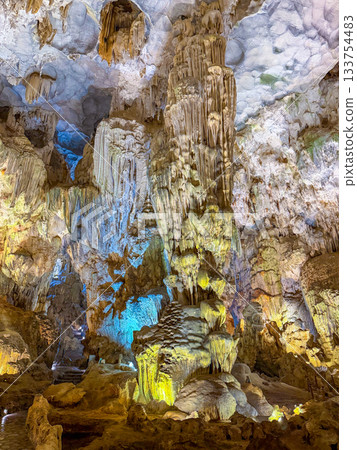 燈光照亮了壯麗的天宮洞穴石灰岩洞穴（越南下龍灣） 133754483