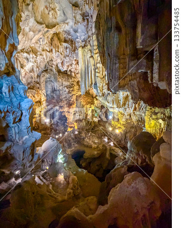 燈光照亮了壯麗的天宮洞穴石灰岩洞穴（越南下龍灣） 133754485