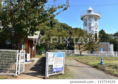 熱海市初島燈塔、燈塔博物館和藍天 133754529