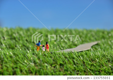 Image of a parent and child walking hand in hand Image of a parent and child walking hand in hand 133755031