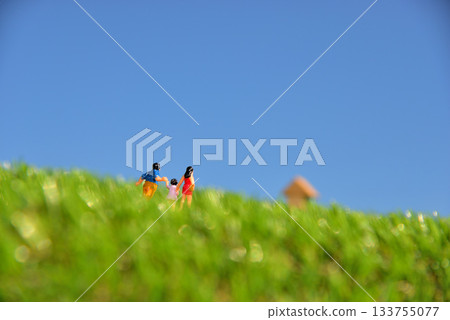 父母與孩子手牽手散步的畫面 133755077