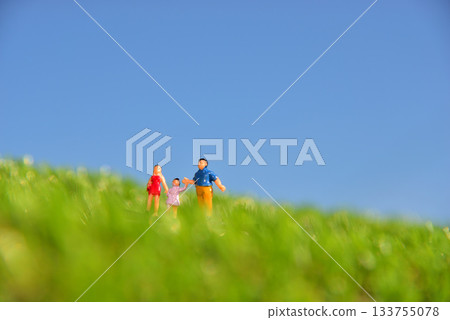 Image of a parent and child walking hand in hand Image of a parent and child walking hand in hand 133755078