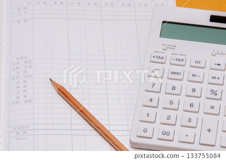 家庭管理圖示:家庭帳簿、鉛筆和計算器 家庭管理圖示:家庭帳簿、鉛筆和計算器 133755084