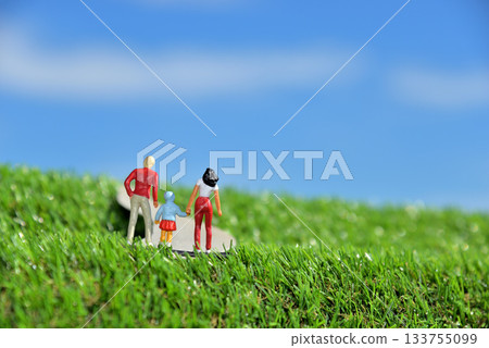 Image of a parent and child walking hand in hand Image of a parent and child walking hand in hand 133755099