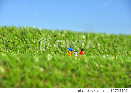 Image of a parent and child walking hand in hand Image of a parent and child walking hand in hand 133755102