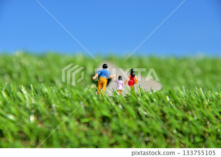 Image of a parent and child walking hand in hand Image of a parent and child walking hand in hand 133755105
