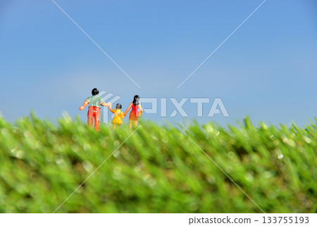 Image of a parent and child walking hand in hand Image of a parent and child walking hand in hand 133755193