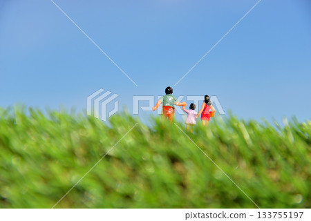 Image of a parent and child walking hand in hand 133755197