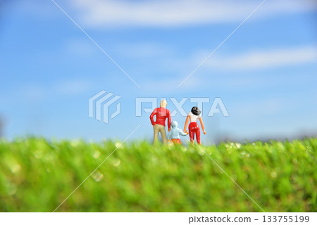 Image of a parent and child walking hand in hand 133755199
