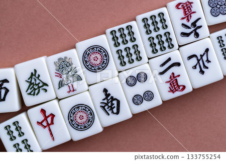 紅色背景上的麻將牌 133755254
