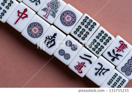 紅色背景上的麻將牌 133755255